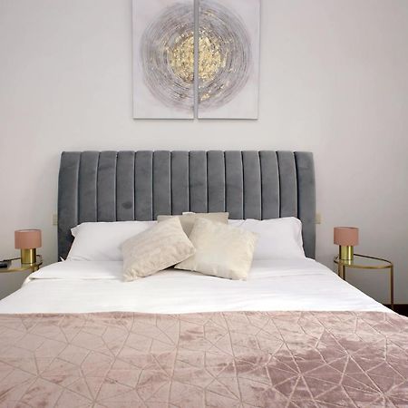 Domus Lou Elegante Appartamento In Trastevere Roma Bagian luar foto