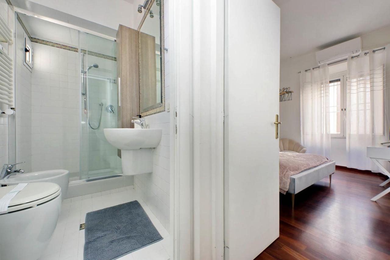 Domus Lou Elegante Appartamento In Trastevere Roma Bagian luar foto